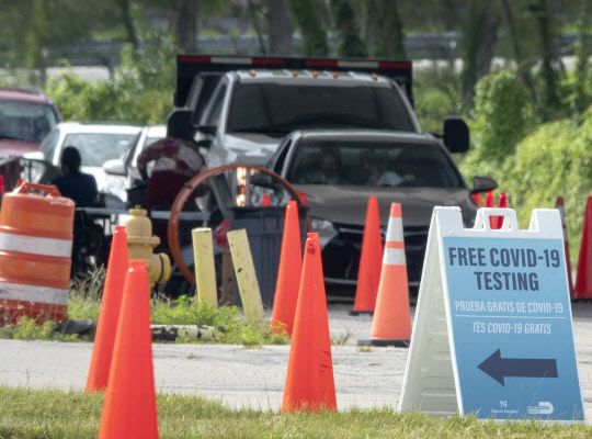 2일(현지시간) 미국 플로리다주 마이애미의 트로피컬 파크에서 사람들이 테스트 장소에 있는 COVID-19 코로나 바이러스 테스트 서비스에 가기 위해 차에 대기하고 있다.  EPA 연합뉴스